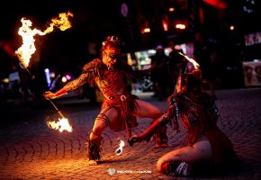 Künstler von Aliatrix unterhielten die Besucher des Festivals Beats for Love