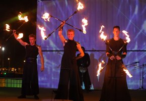Feuer- und Lichtshow aus der Tschechischen Republik unterhielt das Publikum in Saudi-Arabien