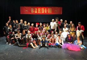 Eine Feuershow heizt The Greatest Show in Prague ein