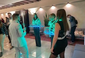 Strahlende LED-Hostessen für die Firma Benefit